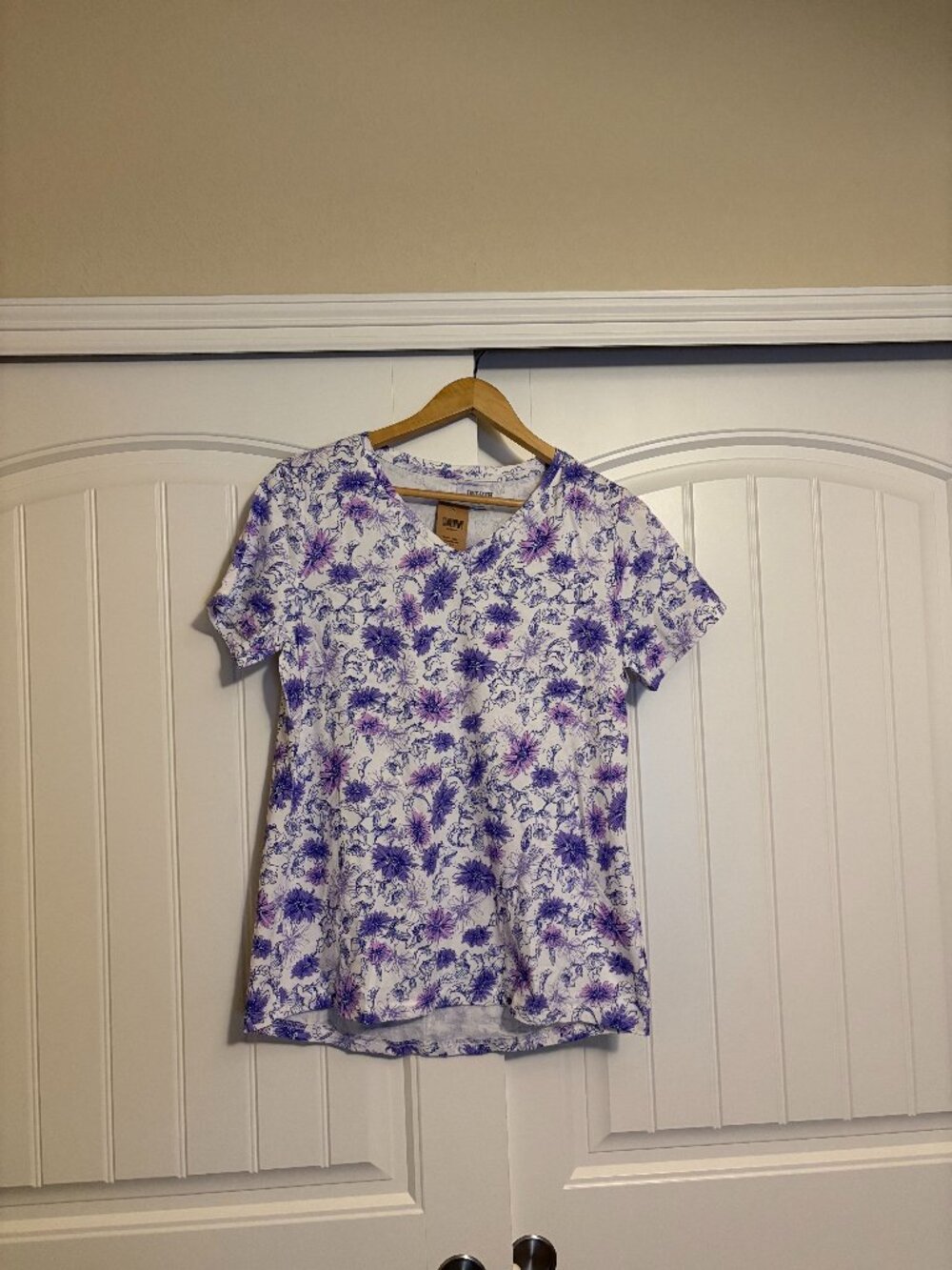 Duluth Trading Company Longtail V Neck T Shirt Medium White Purple Floral NEW